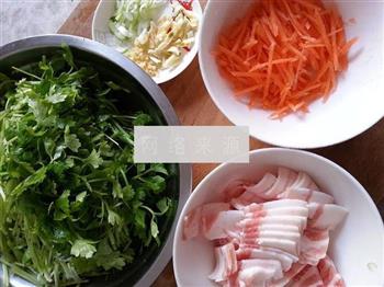 水芹胡萝卜炒五花肉的做法步骤2