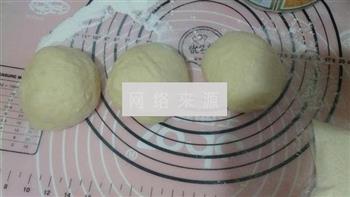 椰香黑提花环面包的做法步骤6