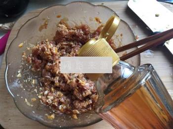 黄花菜肉春卷的做法步骤7
