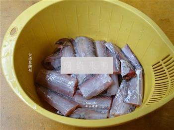 黑胡椒酱香带鱼的做法步骤2