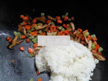 鲜蔬香菇炒饭的做法图解4