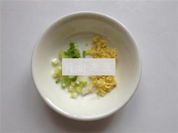 玉米豌豆炒虾仁的做法步骤5