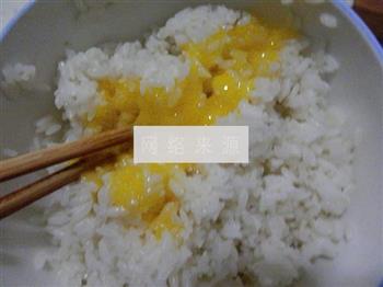 五彩蛋炒饭的做法步骤3