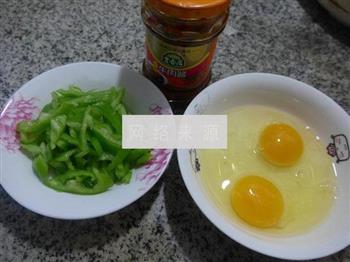 牛肉酱尖椒炒鸡蛋的做法步骤1