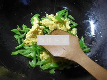 牛肉酱尖椒炒鸡蛋的做法步骤6