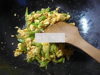 牛肉酱尖椒炒鸡蛋的做法步骤9