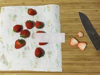 六寸草莓酸奶慕斯的做法步骤1