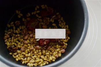 核桃红枣豆浆的做法步骤3