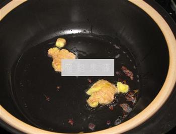 酸菜鲫鱼肥肠汤的做法步骤3