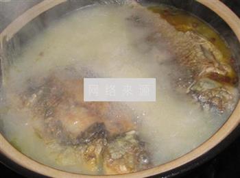 酸菜鲫鱼肥肠汤的做法步骤4