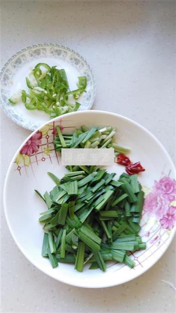 韭菜炒豆皮的做法步骤2