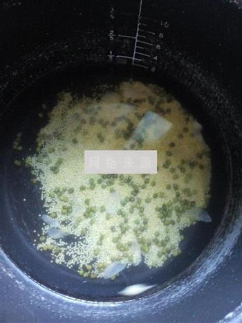 绿豆百合小米粥的做法图解2