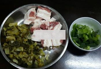酸菜红烧肉的做法步骤1