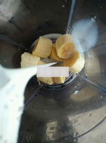 香蕉奶昔的做法图解2