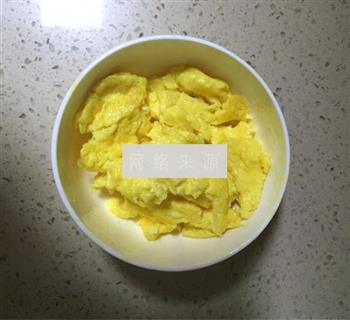 蒜苗炒鸡蛋的做法图解3