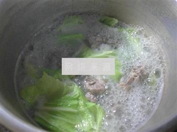 油面筋白菜龙骨汤的做法图解6