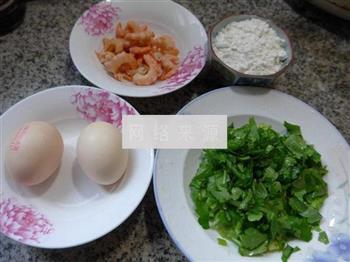 芹菜虾肉鸡蛋饼的做法步骤1
