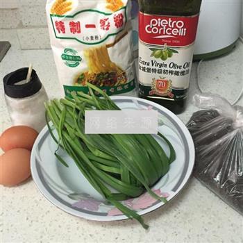 芝麻韭菜鸡蛋饼的做法步骤1