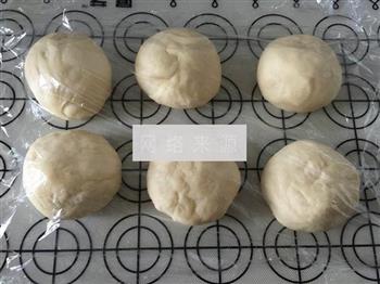 豆沙花朵面包的做法步骤3