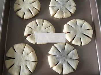 豆沙花朵面包的做法步骤5