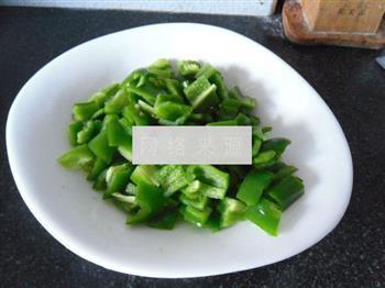 柿子椒炒花生米的做法步骤2