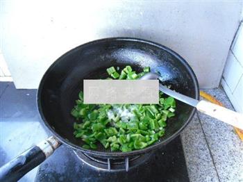 柿子椒炒花生米的做法步骤6