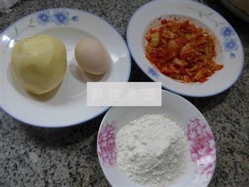 鸡蛋泡菜土豆丝饼的做法步骤1