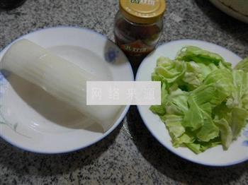 丁香鱼圆白菜炒年糕的做法步骤1