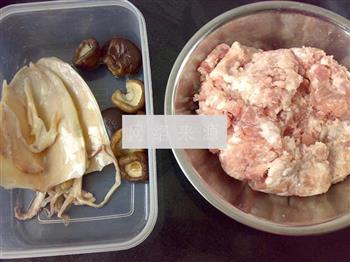 鱿鱼香菇蒸肉饼的做法步骤1