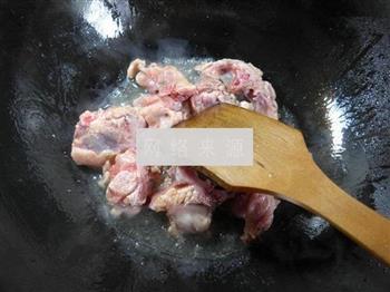 白菜煮鸡骨架的做法步骤2