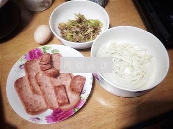 羊肉米粉煎午餐肉的做法步骤1