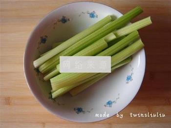 芹菜拌花生米的做法步骤2