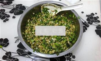 韭菜土豆馅儿莜面饺子的做法步骤3