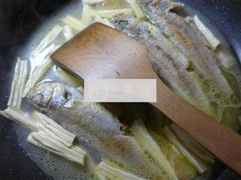 腐竹烧小黄鱼的做法步骤5