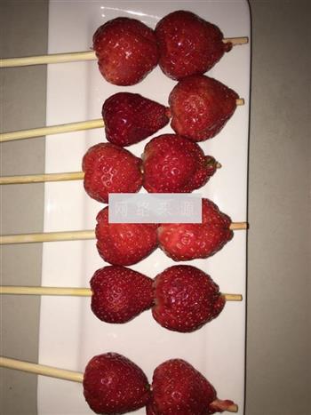 草莓糖葫芦的做法步骤2