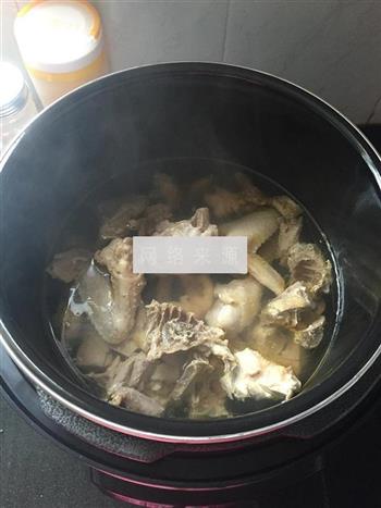 土鸡菌菇芋头煲的做法步骤3