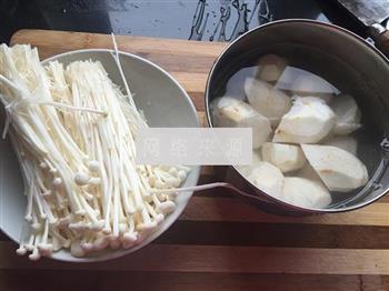 土鸡菌菇芋头煲的做法步骤4