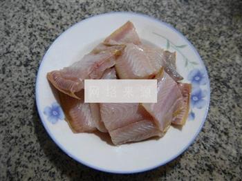 酸菜煮玉秃鱼的做法图解2