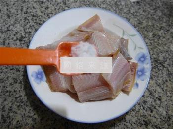 酸菜煮玉秃鱼的做法图解3