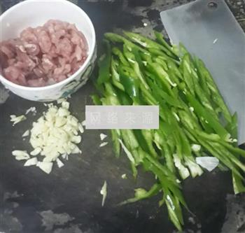 青椒肉丝汤粉的做法步骤2