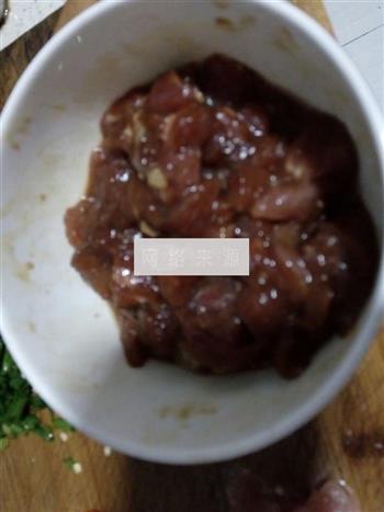 青红双椒炒牛肉丁的做法步骤2