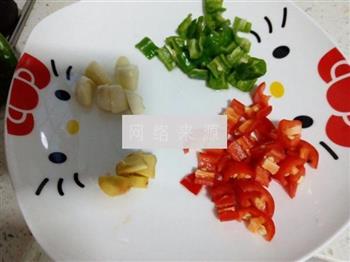青红双椒炒牛肉丁的做法步骤3