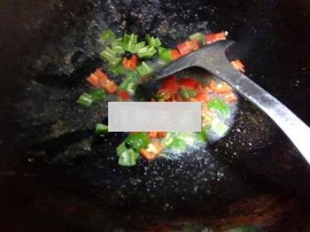 青红双椒炒牛肉丁的做法步骤7