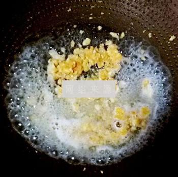 咸蛋黄凉拌黄瓜的做法步骤3