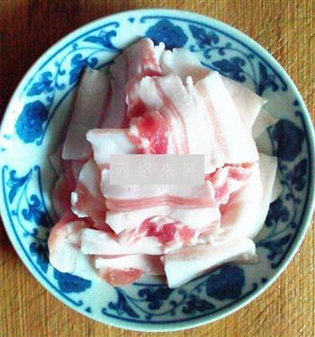 青蒜苗炒五花肉菜花的做法步骤2