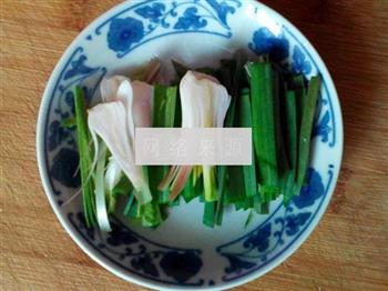 青蒜苗炒五花肉菜花的做法步骤3