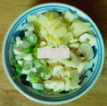青蒜苗炒五花肉菜花的做法步骤4
