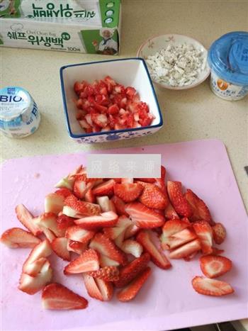 酸奶草莓盆栽的做法步骤1