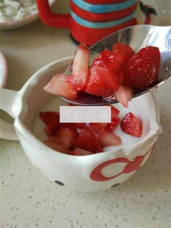 酸奶草莓盆栽的做法步骤5