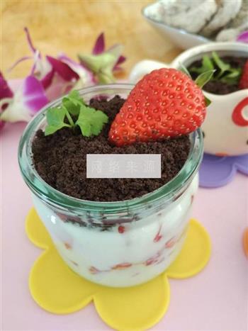 酸奶草莓盆栽的做法步骤8